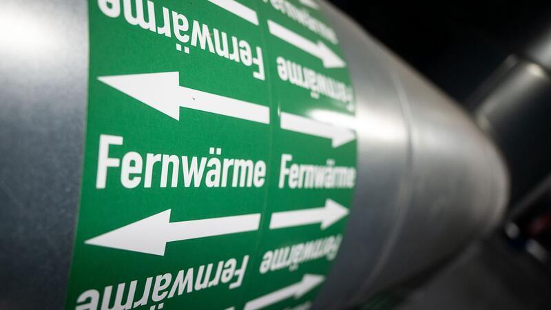 Leitungen in der Fernwärmeverteilerstation eines Heizkraftwerks.