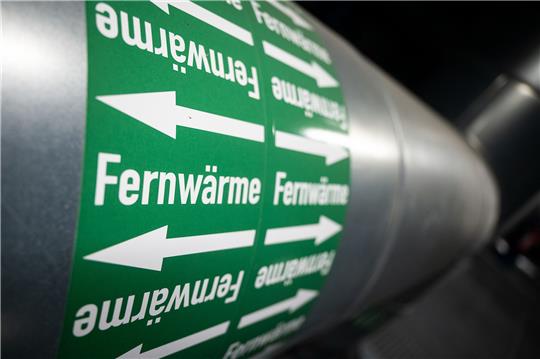 Leitungen sind in der Fernwärmeverteilerstation eines Heizkraftwerks zu sehen. Die Nord-SPD verlangt vom Land finanzielle Absicherungen für den Aufbau kommunaler Wärmenetze. Foto: Marijan Murat/dpa