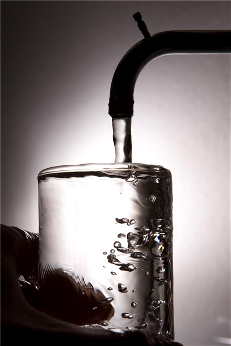 Leitungswasser läuft in ein Glas. Foto: picture alliance/dpa