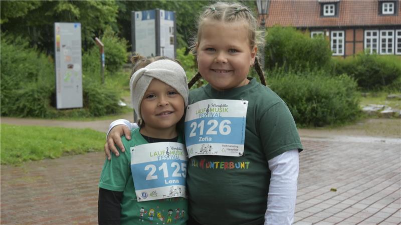 Triathlet oder rüstiger Senior: Warum sie in Harsefeld am Start sind Lena (4) und ihre Schwester Zofia (6) sind schon mehrmals mitgelaufen.