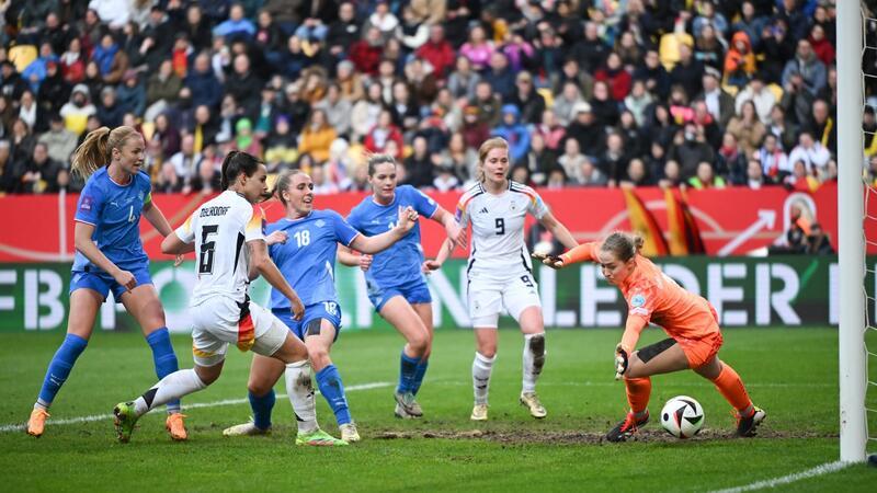 DFB-Frauen zeigen „anderes Gesicht“: 3:1 gegen Island Lena Oberdorf (2.v.l.) erzielte noch vor der Pause das Tor zum 3:1-Endstand.