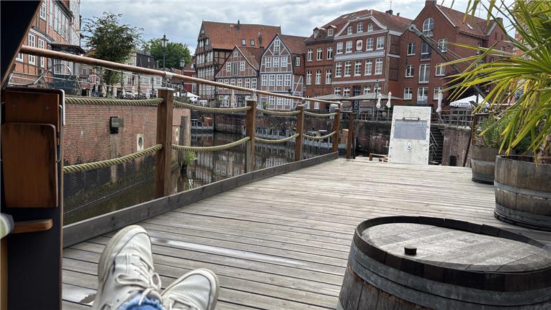 Lena Stehrs neuer Lieblingsplatz in Stade ist der Strandkorb auf dem Deck des Kunstkudders.