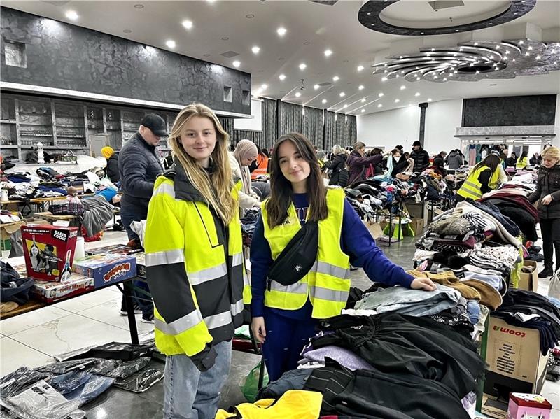 Helfer aus dem Kreis Stade geben alles für Erdbeben-Opfer Lena und Zehra vom Vincent-Lübeck-Gymnasium in Aktion beim Benefiz-Flohmarkt in der Buxtehuder Festhalle. Foto: Richter