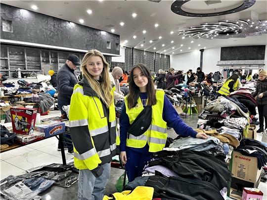Lena und Zehra vom Vincent-Lübeck-Gymnasium in Aktion beim Benefiz-Flohmarkt in der Buxtehuder Festhalle. Foto: Richter