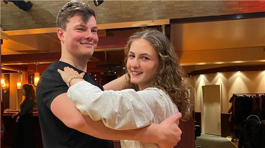 Leni Diekmann und Jan Buschung aus Stade demonstrieren die richtige Armhaltung beim Paartanz.