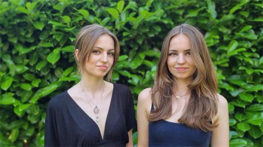 Leni (links) und Maja Klar haben beide mit einer Eins vor dem Komma ihr Abitur am Athenaeum abgelegt.