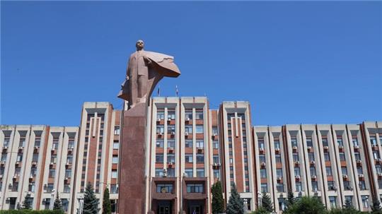 Lenin-Statue vor dem Parlamentsgebäude in Tiraspol im Separatistengebiet Transnistrien.