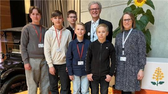 Lennard Böger . Aron Guse (links, 11) und Kilian Voss (12). Emil Möllers (links) und Ayden Göttling. Die Teams wurden von Inga von Bargen (vorne rechts) und Dr. Hans-Otto Carmesin (hinten rechts) betreut.