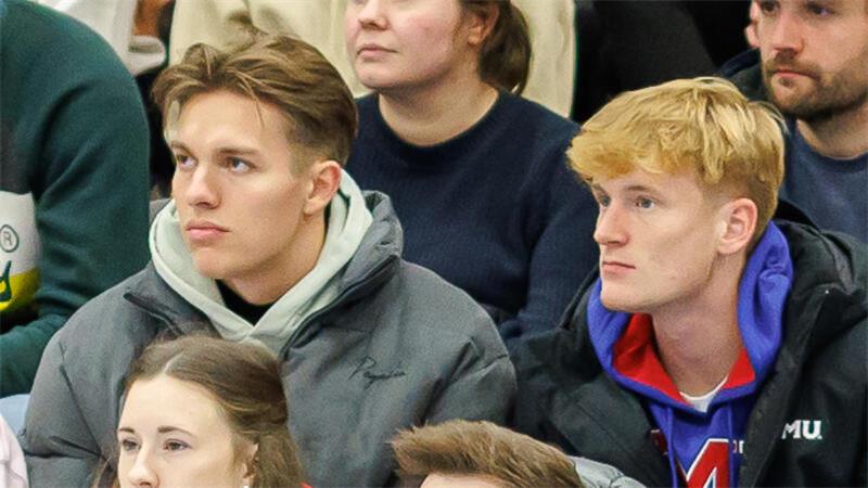 Lennard Fock (links) und Jelldrik Dallmann besuchten über den Jahreswechsel die deutsche Heimat. Und das Handballspiel des VfL Fredenbeck gegen Hildesheim in der Geestlandhalle.