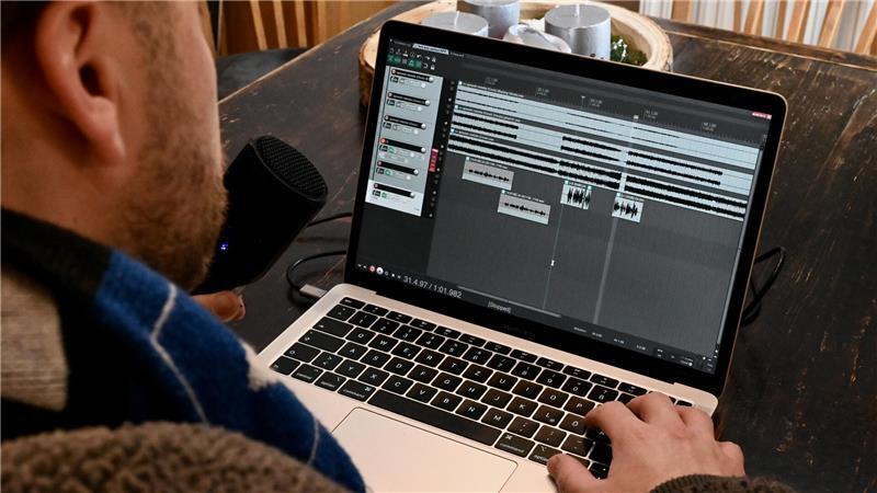Lennard Lissakowski nutzt ein KI-Tool, um seine Songs zu produzieren.