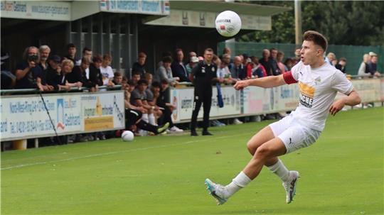 Lennard Schnurpfeil erhöhte auf 2:1 für den JFV AOBHH und eröffnete damit einen Torreigen. Foto: Kurth