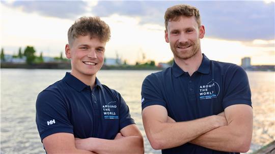 Lennart Burke und Melwin Fink sind in ihre erste Weltumseglung gestartet.