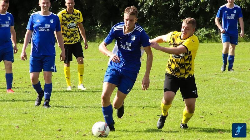 Großenwördens Flügelflitzer steigt in die erste Mannschaft auf Lennart Göhlich (am Ball) spielte in der Jugend für die JSG Nord.