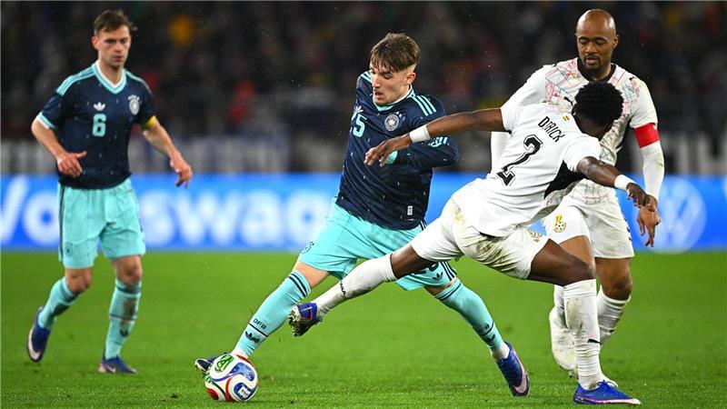 Lennart Karl (M) versuchte viel und beeindruckte den Bundestrainer.