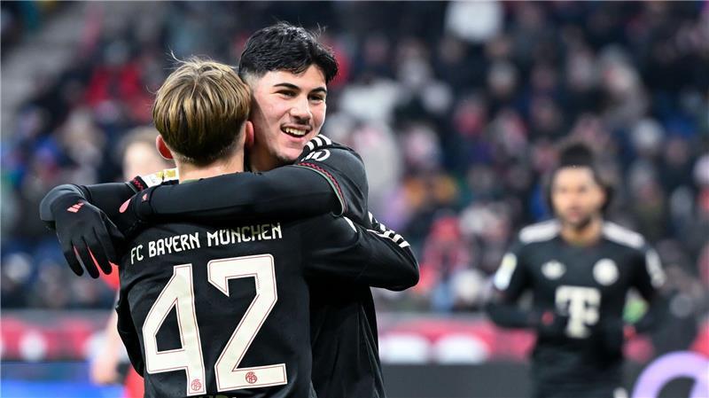 „Die Rutsche geht los“: Bayern mit wegweisendem XXL-Programm Lennart Karl (Nr 42.) überzeugte beim Test in Salzburg.