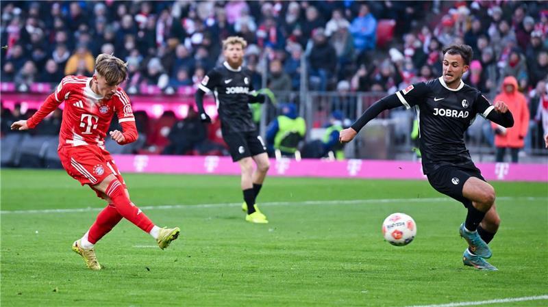 17 Jahr, wunderbar: Der Hype um Karl und Messi-Vergleiche Lennart Karl (l) trifft zum 1:2 - ausnahmsweise mit dem rechten Fuß.