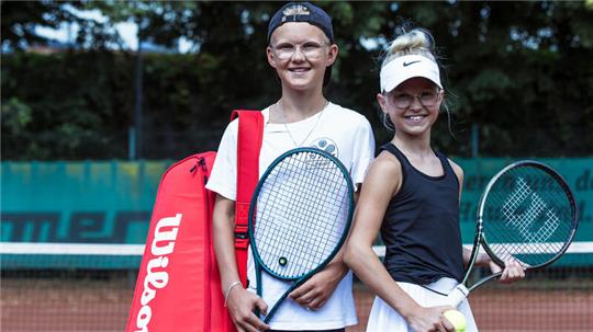 Lennart und Lara Wilhelmi würden am liebsten täglich Tennis spielen.