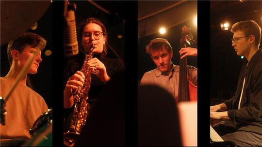 "Lenni Micheel & Band" (Jacob Wagener, Hedwig Janko, Edward Krenzlin und Lennie Micheel) spielen in der Seminarturnhalle.