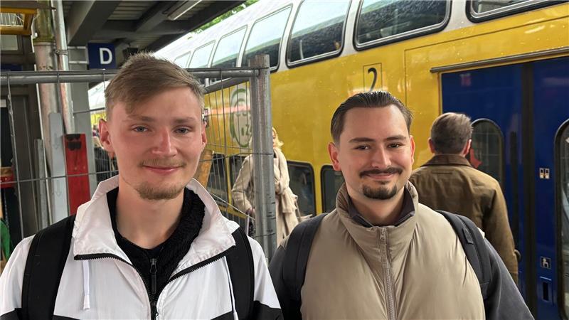 Pendlerfrust: Das sagen Menschen aus dem Kreis Stade über das tägliche Chaos Lenny Wetzel (links) und Florian Runge steigen am Bahnhof Buxtehude in den Zug: „Wenn wir den Regionalzug verpassen, kann es bis zu einer Stunde länger zur Arbeit dauern.“