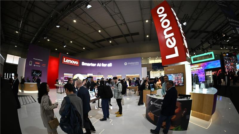 Lenovo peilt größtmögliche Bildschirmfläche von Laptops an Lenovo-Messestand beim MWC 2025.
