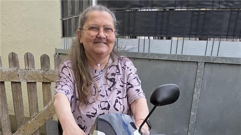 Schwere Krankheit: 62-Jährige hofft auf eine OP und ein zweites Leben Leny hat ein Elektromobil, weil sie kein Fahrrad mehr fahren kann. Sie selbst nennt das Mobil liebevoll ihren „Ferrari“.
