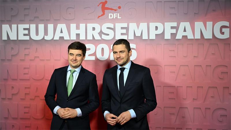 Ohne Rücktrittsforderung: Top-Ligen greifen Infantino an Lenz (r) unterzeichnete das Schreiben für die Bundesliga. (Archivbild)