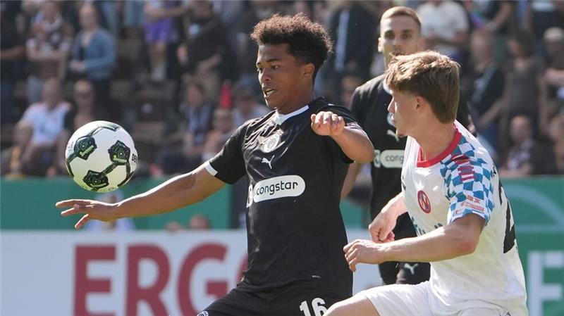 HSV entgeht nur knapp historischer Pleite - Pauli siegt im Elfmeterschießen Leo Bera (r, Eintracht Norderstedt) und Joel Chima Fujita (FC St. Pauli) kämpfen um den Ball.