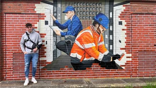 Leo Cordes und sein Team haben ein Händchen für urbane Graffitikunst (hier zu sehen: Trafohäuschen in der Harsefelder Straße). Fotos: Buchmann