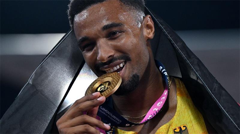 Leo Neugebauer freut sich über Gold im Zehnkampf bei der Europameisterschaft in Birmingham.
