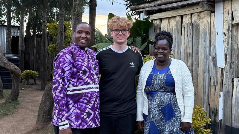 Leo Strzeszynski hat nach seinem Abitur 2025 einen Freiwilligendienst in Kenia begonnen. Bei seinen Gasteltern Violet und David Kahindo fühlt Leo sich wohl.