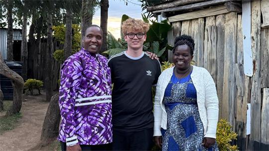 Leo Strzeszynski hat nach seinem Abitur 2025 einen Freiwilligendienst in Kenia begonnen. Bei seinen Gasteltern Violet und David Kahindo fühlt Leo sich wohl.