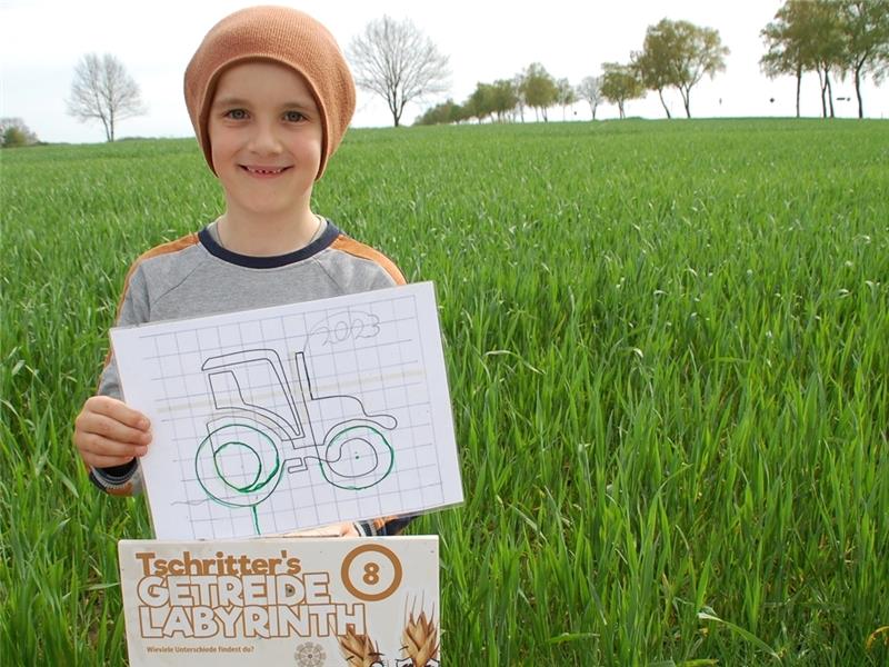 Bei Familie Tschritter gibt es jetzt ein Trecker-Labyrinth im Kornfeld Leo Tschritter hat bei der Umsetzung und Planung geholfen. Der Siebenjährige hat auch dafür gesorgt, dass das Motiv für die Irrwege diesmal ein Traktor ist. Im Getreidelabyrinth sind acht Rätseltafeln mit Wissensfragen zum Anbau von Getreid