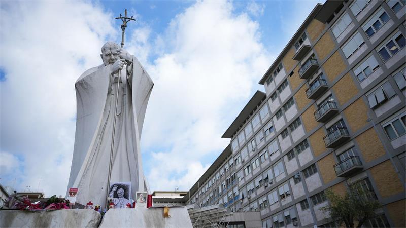 Papst will nach überstandener OP das Angelus-Gebet sprechen Leo wurde in der Gemelli-Klinik in Rom behandelt und operiert.