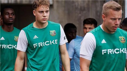 Leon Arizanov hat sich bei A/O und beim Heeslinger SC unter Trainer Malte Bösch zu einem gefragten Innenverteidiger entwickelt.