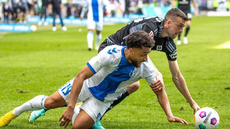 HSV entdeckt die Lust zu kämpfen: „Aufgeben keine Option“ Leon Bell Bell von 1. FC Magdeburg kämpft gegen Hamburgs Jonas Meffert (r) um den Ball.