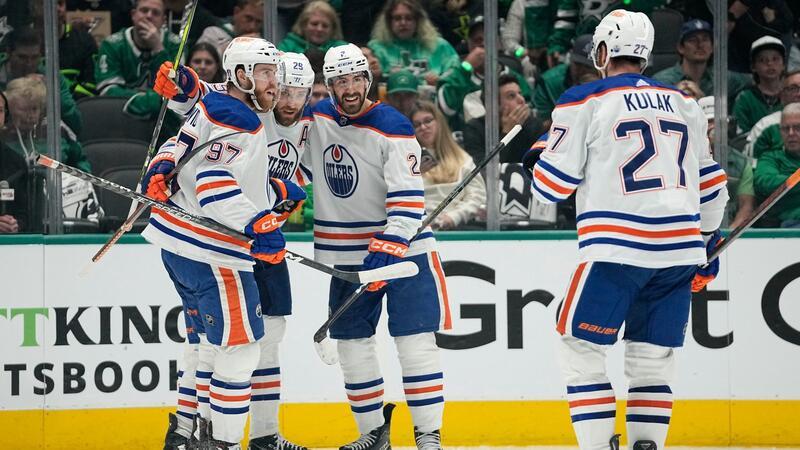 NHL: Draisaitl startet mit Sieg in Conference Finals Leon Draisaitl (2.v.l.) und die Oilers gewannen in Dallas.