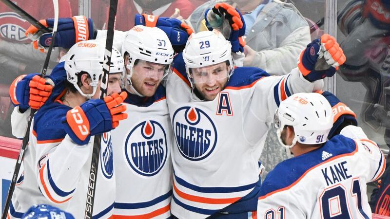 Oilers mit NHL-Rekordserie: Draisaitl trifft bei Sieg Leon Draisaitl (2.v.r.) von den Edmonton Oilers jubelt mit seinen Teamkollegen nach seinem Treffer.