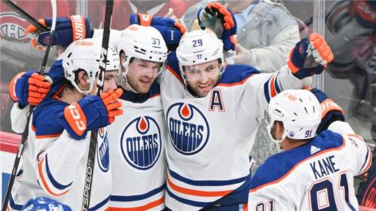 Leon Draisaitl (2.v.r.) von den Edmonton Oilers jubelt mit seinen Teamkollegen nach seinem Treffer.