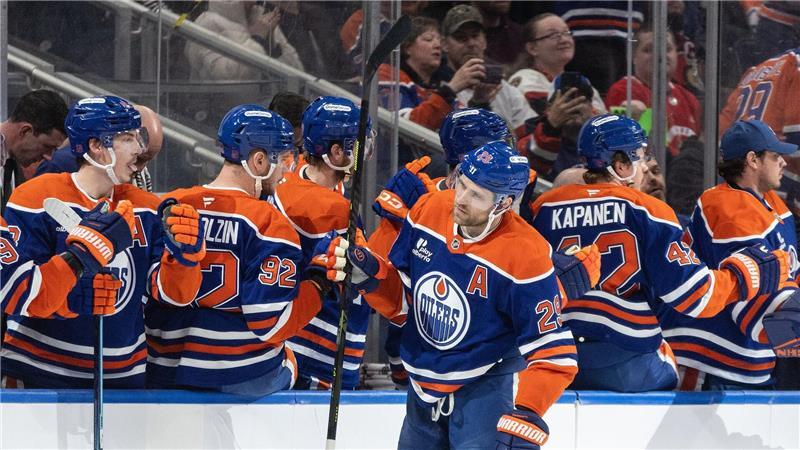 Leon Draisaitl durfte sich für zwei Tore von den Kollegen feiern lassen.