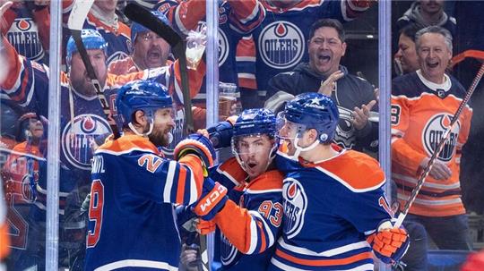 Leon Draisaitl (l) erzielte zwei Treffer für die Edmonton Oilers.