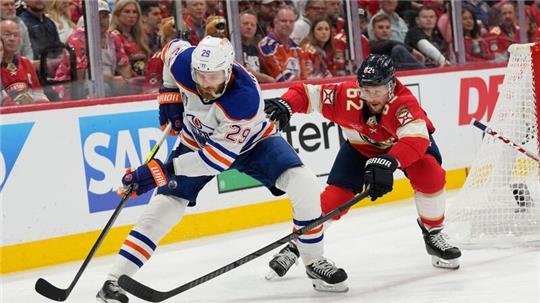 Leon Draisaitl (l) musste mit den Edmonton Oilers bereits die zweite Niederlage gegen die Florida Panthers hinnehmen.