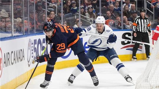 Leon Draisaitl (l) von den Edmonton Oilers musste mit seinem Team einen Niederlage gegen Tampa Bay Lightning hinnehmen.