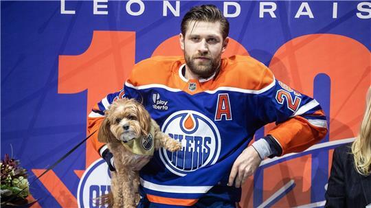 Leon Draisaitl mit seinem Hund Bowie.