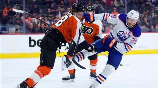Leon Draisaitl (r) musste mit den Edmonton Oilers eine weitere Niederlage hinnehmen.