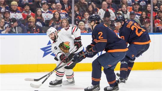 Leon Draisaitl (r) und die Edmonton Oilers bauen ihre Siegesserie in der NHL weiter aus.