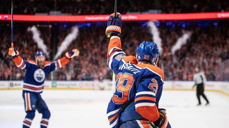 Draisaitl gleicht mit Oilers im NHL-Halbfinale aus Leon Draisaitl (r) von den Edmonton Oilers feiert den Sieg gegen die Dallas Stars.