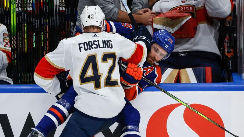 „Frustrierend“: Draisaitl verliert drittes NHL-Finalspiel Leon Draisaitl von den Edmonton Oilers wird von Gustav Forsling von den Florida Panthers an die Bande gecheckt.
