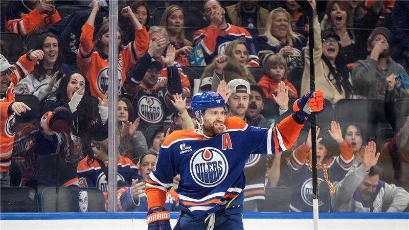 Leon Draisaitl wird von den Oilers-Fans gefeiert.