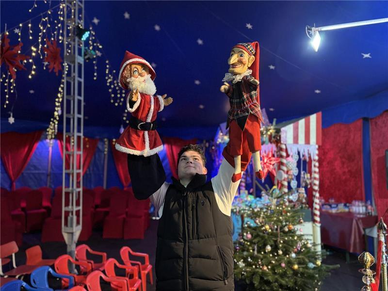 Schaustellerfamilie in Stade: Wie Kasper und Co. überwintern Leon Frank hat das Puppenspielen von seinem Vater gelernt.