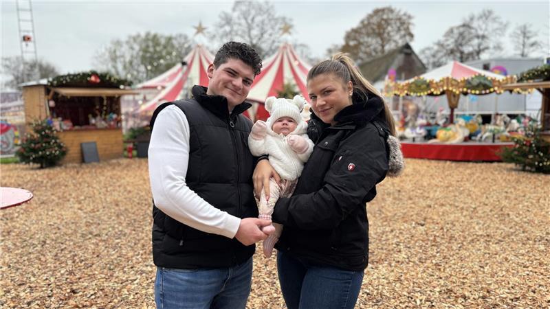 Schaustellerfamilie in Stade: Wie Kasper und Co. überwintern Leon Frank und Michelle Lauenburger mit Tochter Tiana. Das zwei Monate alte Mädchen ist Schaustellerkind der 10. Generation.